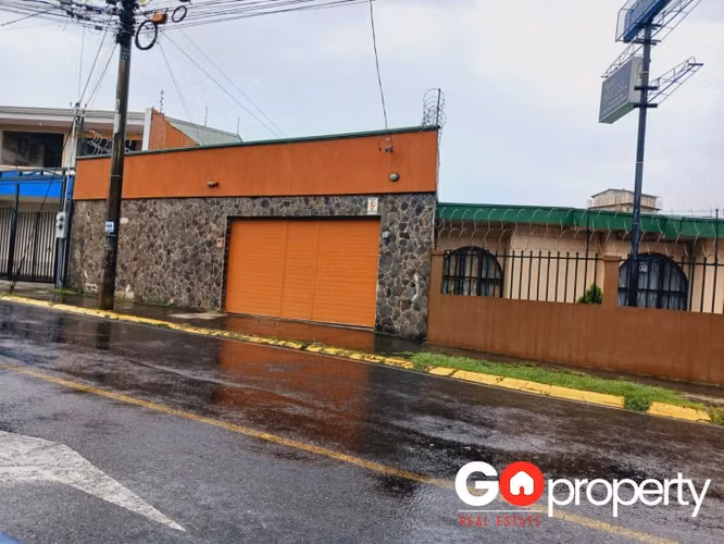 Casa con Excelente Ubicación y Alto Potencial Comercial, en Curridabat - 6121