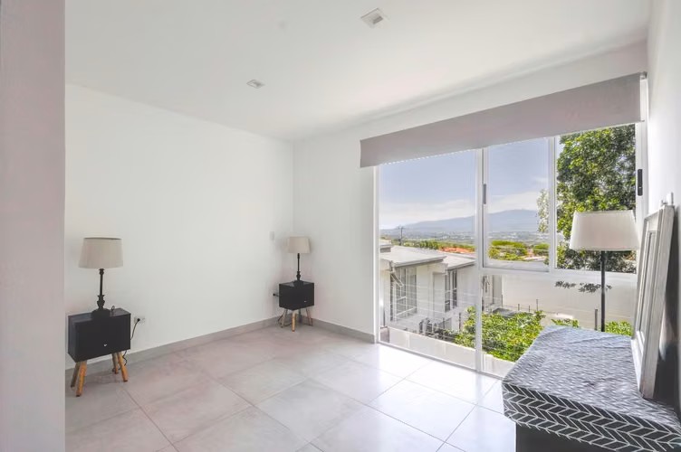 Casa Amueblada de 2 Plantas en Condominio en Piedades de Santa Ana - Imagen 10