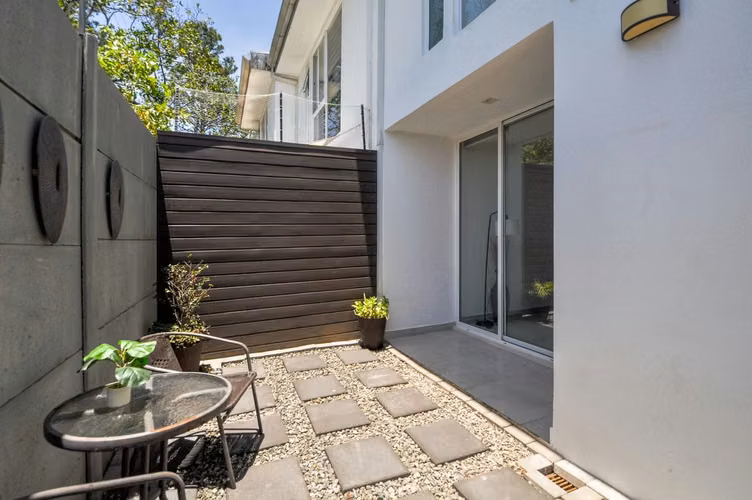 Casa Amueblada de 2 Plantas en Condominio en Piedades de Santa Ana - Imagen 7