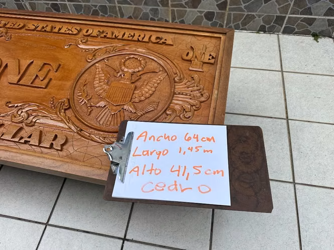 Mesa Talla de Billete de un Dólar CEDRO