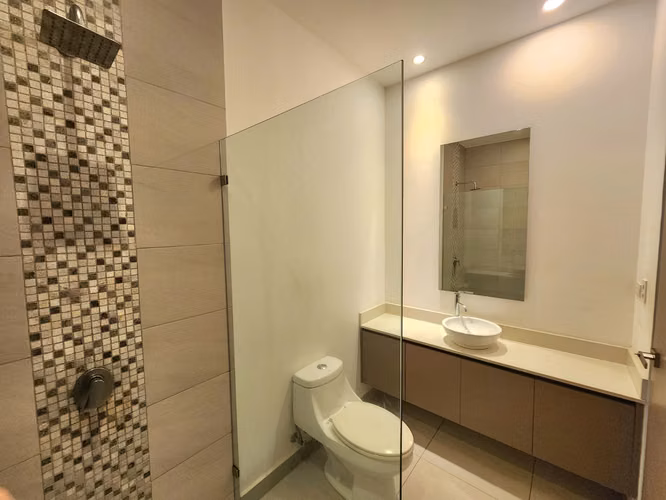 Lindora 43, hermosa, nueva, 3 hab, A/C, 2.5 baños, terraza, amplio patio, amenidades. - Imagen 12