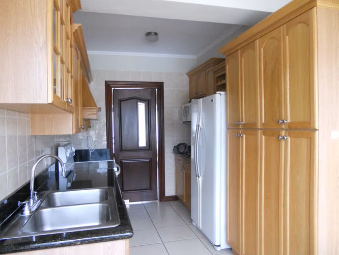  Apartamento amueblado en torre Trejos Montealegre  $1,400 - Imagen 3