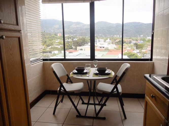  Apartamento amueblado en torre Trejos Montealegre  $1,400 - Imagen 5