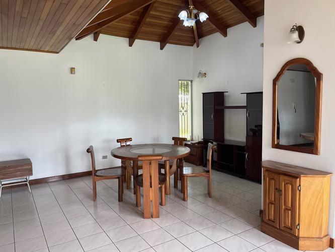 CASA AMUEBLADA CON HERMOSOS JARDINES | A 100 M DEL PARQUE DE SANTA BÁRBARA