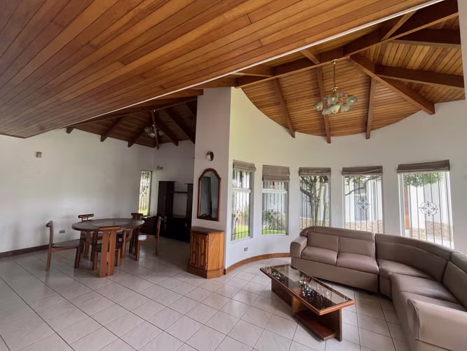 CASA AMUEBLADA CON HERMOSOS JARDINES | A 100 M DEL PARQUE DE SANTA BÁRBARA
