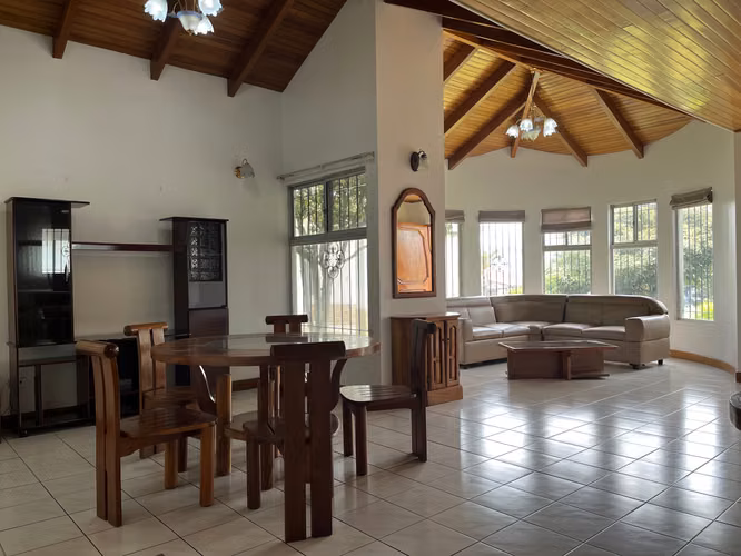 CASA AMUEBLADA CON HERMOSOS JARDINES | A 100 M DEL PARQUE DE SANTA BÁRBARA
