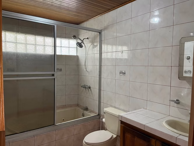 CASA AMUEBLADA CON HERMOSOS JARDINES | A 100 M DEL PARQUE DE SANTA BÁRBARA