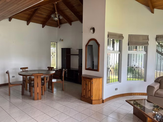 CASA AMUEBLADA CON HERMOSOS JARDINES | A 100 M DEL PARQUE DE SANTA BÁRBARA