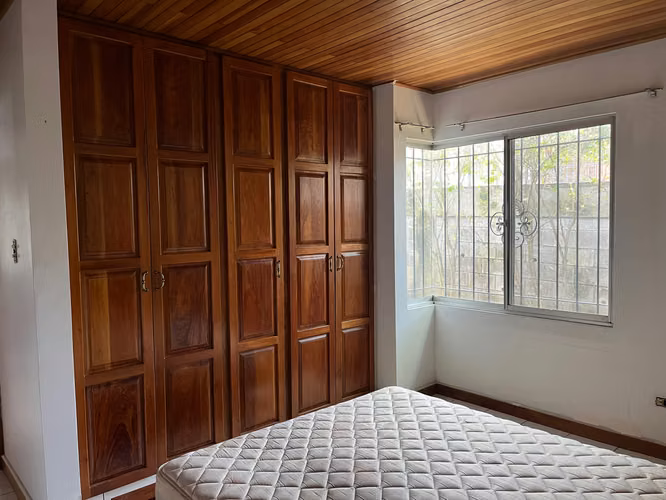 CASA AMUEBLADA CON HERMOSOS JARDINES | A 100 M DEL PARQUE DE SANTA BÁRBARA