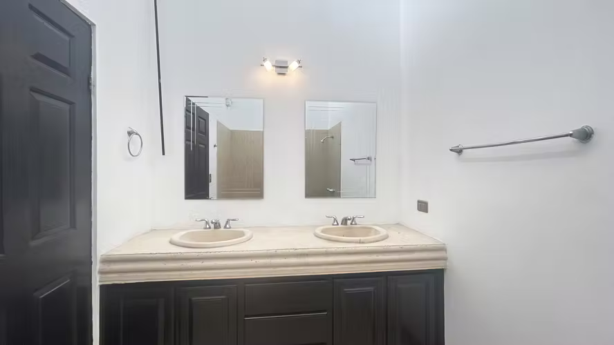 ¡CASA EN VENTA O ALQUILER EN GUACHIPELÍN NORTE DE ESCAZÚ! - Imagen 17