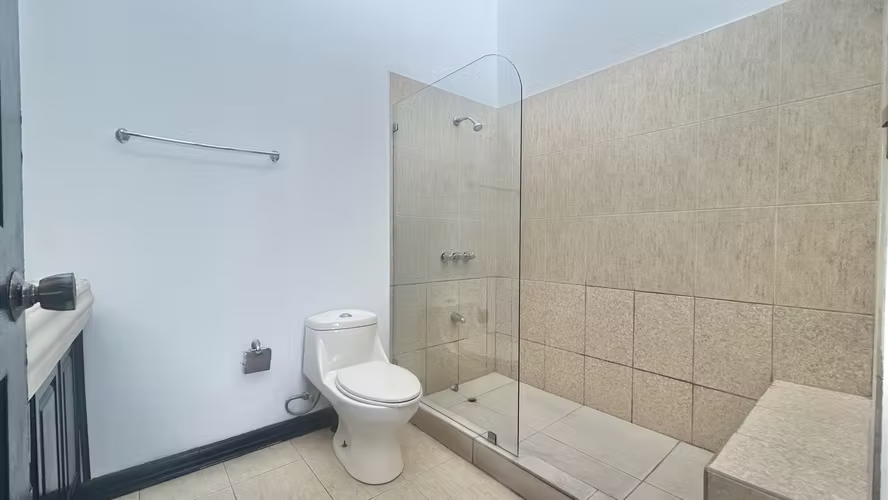 ¡CASA EN VENTA O ALQUILER EN GUACHIPELÍN NORTE DE ESCAZÚ! - Imagen 16