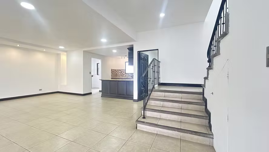 ¡CASA EN VENTA O ALQUILER EN GUACHIPELÍN NORTE DE ESCAZÚ! - Imagen 2