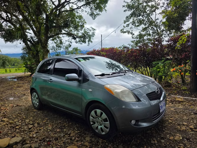 Toyota Yaris Hatchback 2008 – Automático