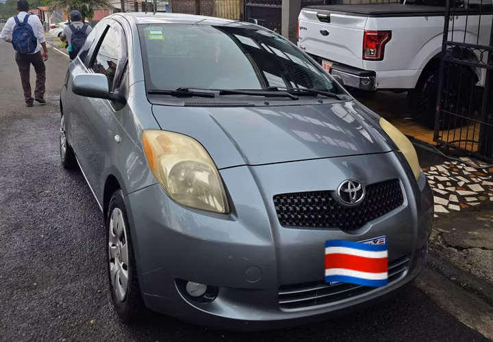 Toyota Yaris Hatchback 2008 – Automático