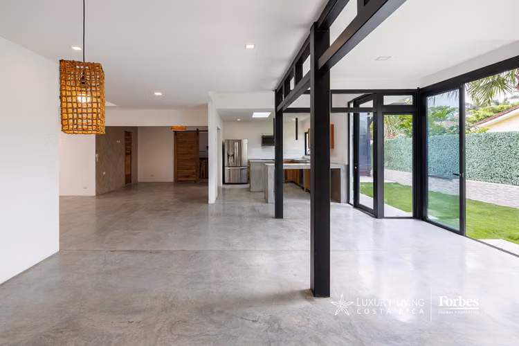 21528 - Casa estilo industrial, 3 habitaciones, 1planta con jardín - Imagen 2