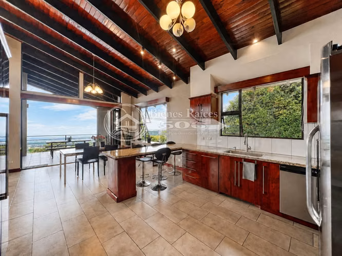  Se Vende Casa con Amplio Terreno y Vista Panorámica 360° - Imagen 5