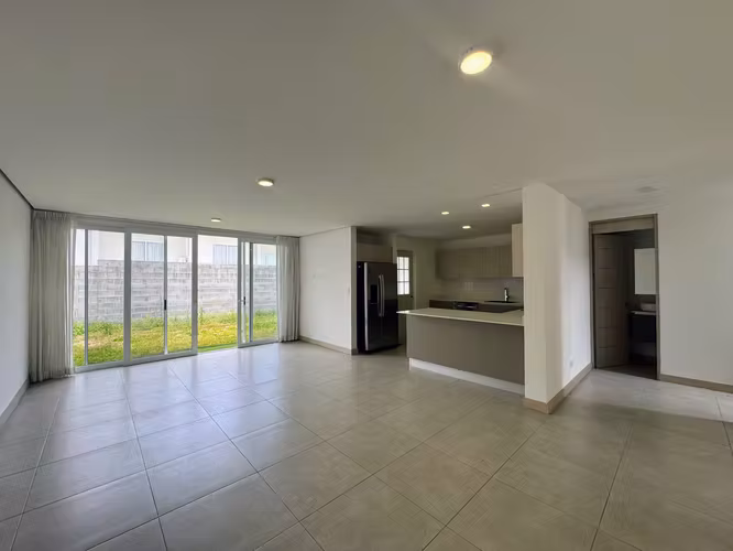 Casa en Condominio 3-10 Guachipelín línea blanca - Imagen 2