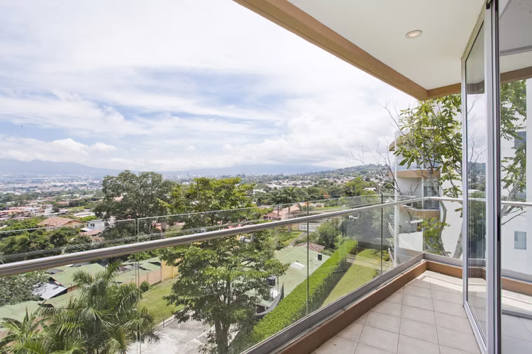 ESPECTACULAR APARTAMENTO ESQUINERO 132m2  EN BOSQUES DE ESCAZÚ - Imagen 5