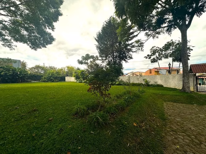 VENDO CASA EN SAN RAFAEL-MONTES DE OCA.