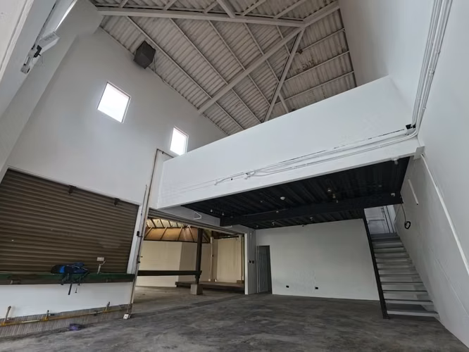 Venta de local en Plaza del Río. Santa Ana. - Imagen 10