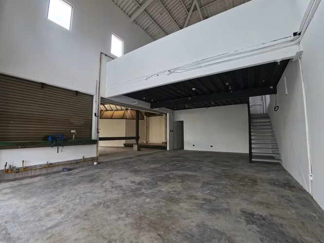 Venta de local en Plaza del Río. Santa Ana. - Imagen 11