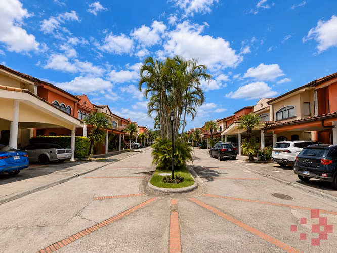 CASA EN VENTA EN LINDORA, SANTA ANA