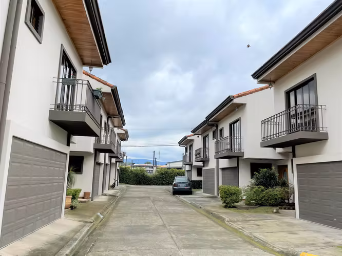 Preciosa casa de tres niveles en Guayabos - Imagen 14