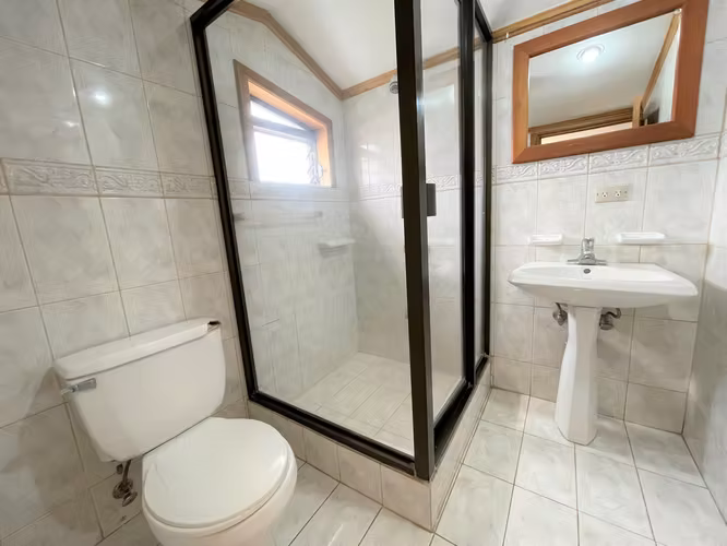 Preciosa casa de tres niveles en Guayabos - Imagen 10