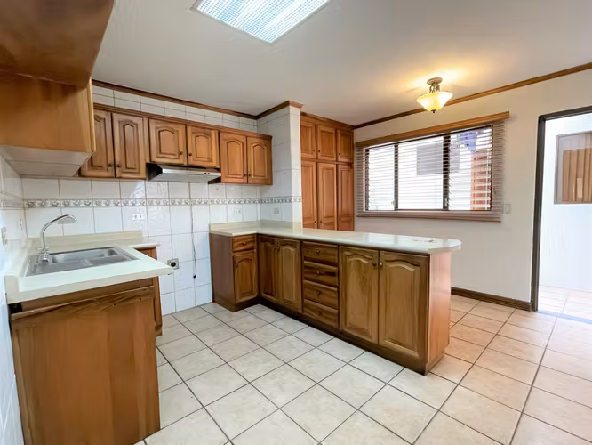 Preciosa casa de tres niveles en Guayabos - Imagen 2