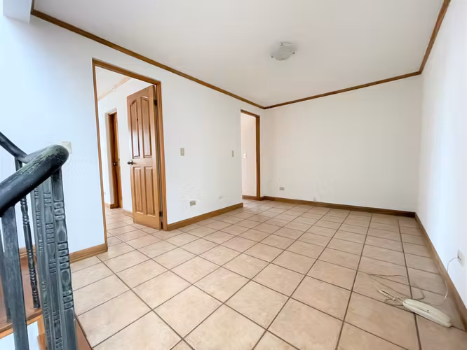 Preciosa casa de tres niveles en Guayabos - Imagen 8