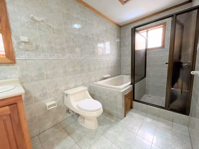 Preciosa casa de tres niveles en Guayabos - Imagen 6