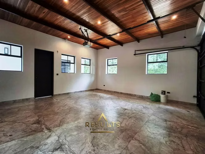 MOVE-In Ready! Impressive Luxury Estate w/ Pool in Atenas! - Imagen 18
