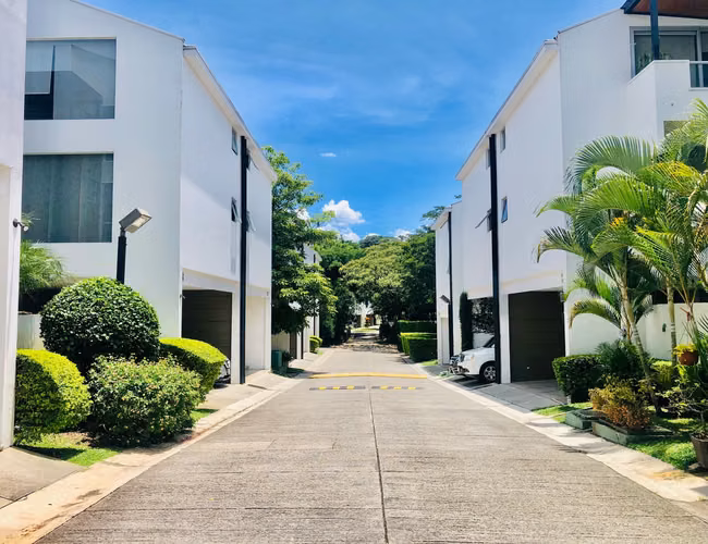 SANTA ANA! MODERNA CASA de 3NIVELES/ 4HAB/4.5 BAÑOS Y 2 TERRAZAS