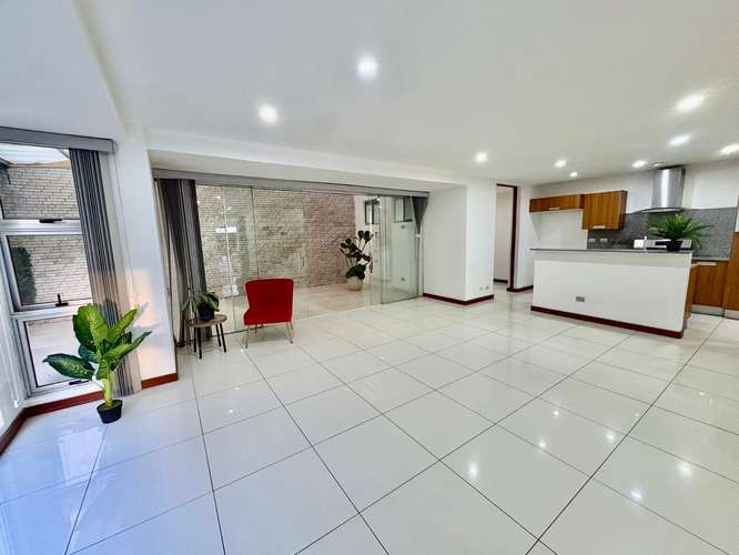 SANTA ANA! MODERNA CASA de 3NIVELES/ 4HAB/4.5 BAÑOS Y 2 TERRAZAS