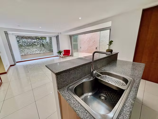 SANTA ANA! MODERNA CASA de 3NIVELES/ 4HAB/4.5 BAÑOS Y 2 TERRAZAS - Imagen 6