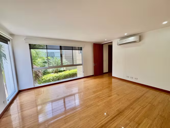 SANTA ANA! MODERNA CASA de 3NIVELES/ 4HAB/4.5 BAÑOS Y 2 TERRAZAS - Imagen 9