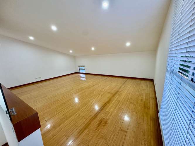 SANTA ANA! MODERNA CASA de 3NIVELES/ 4HAB/4.5 BAÑOS Y 2 TERRAZAS