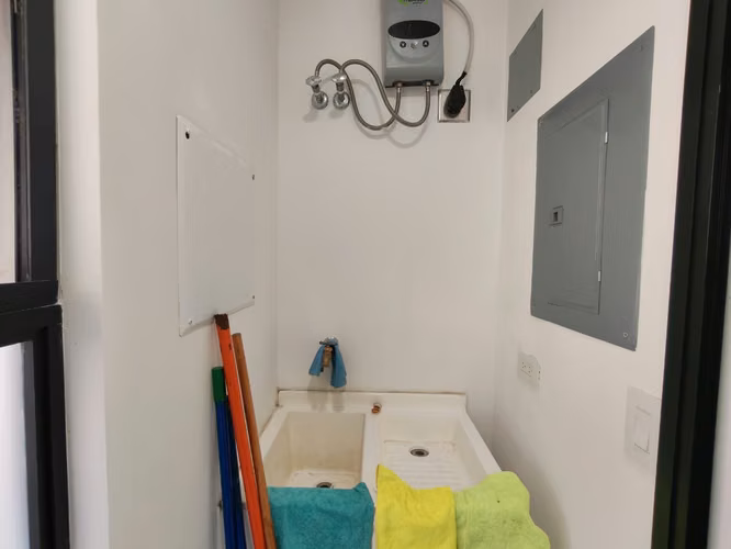 Se alquila casa con línea blanca en Guachipelín de Escazú. - Imagen 9