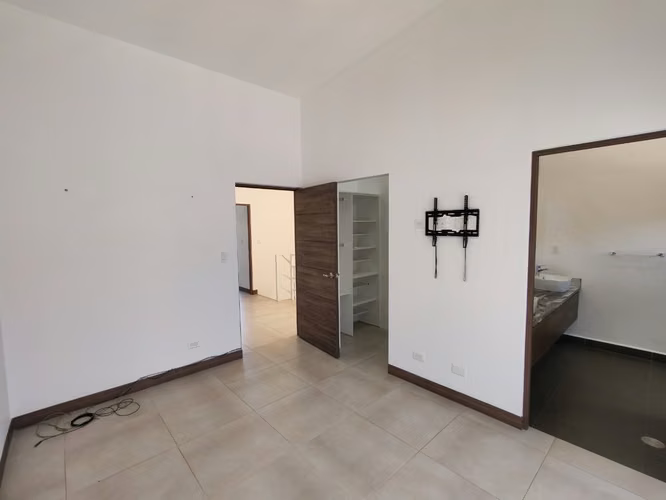 Se alquila hermosa casa con línea blanca en Ciudad Colón Centro. - Imagen 11