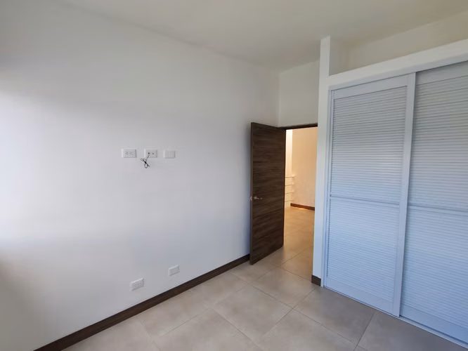 Se alquila hermosa casa con línea blanca en Ciudad Colón Centro. - Imagen 16