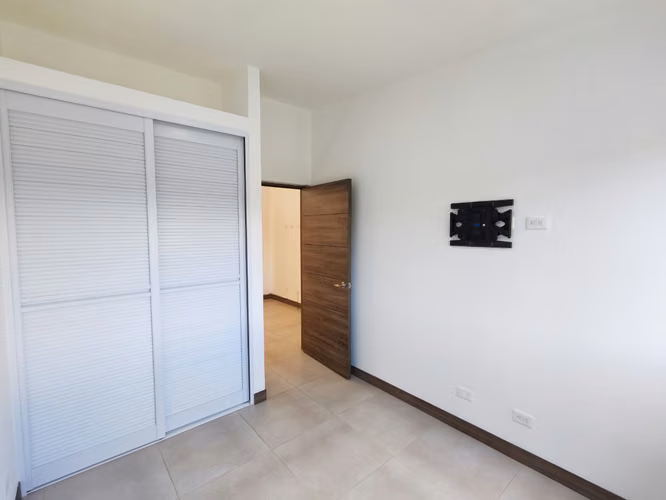 Se alquila hermosa casa con línea blanca en Ciudad Colón Centro. - Imagen 19
