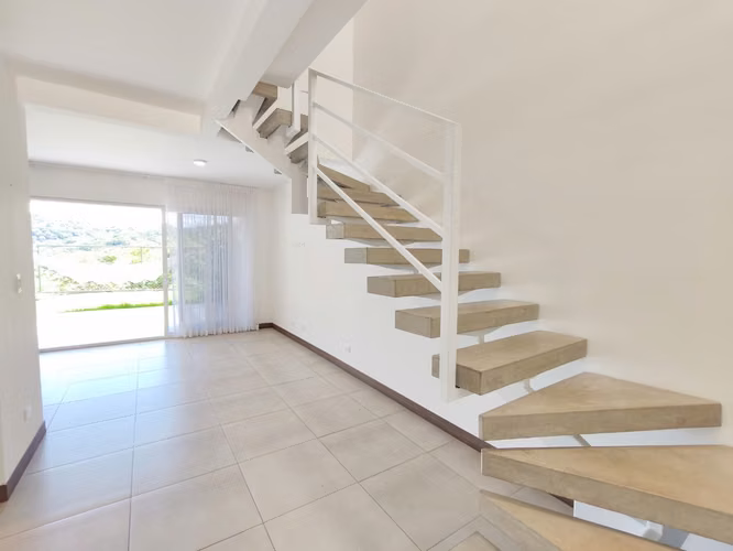 Se alquila hermosa casa con línea blanca en Ciudad Colón Centro. - Imagen 3