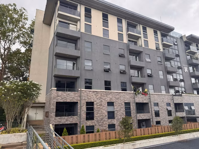 Se alquila apartamento en Condominio vertical Nueve-84 Curridabat cerca de Al Este. - Imagen 2