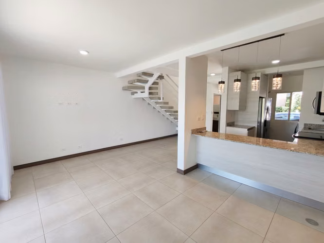 Se alquila hermosa casa con línea blanca en Ciudad Colón Centro. - Imagen 4
