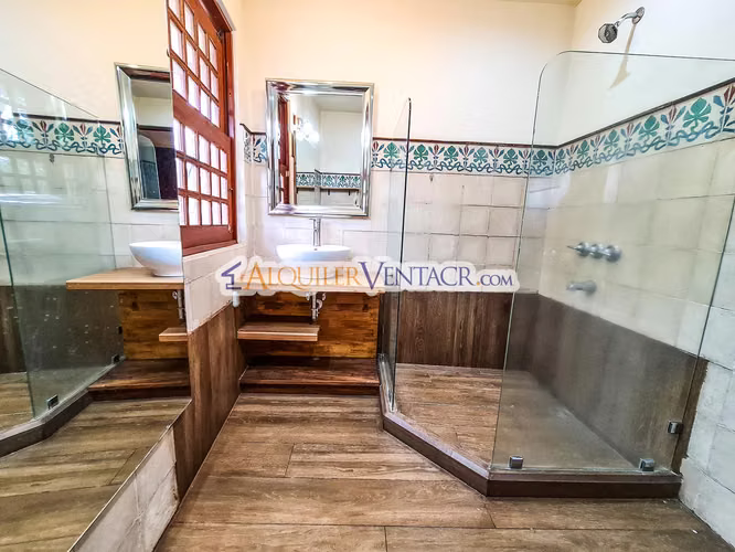 OPORTUNIDAD! PROPIEDAD DE 1.400 M2 CON 2 CASAS EN SAN RAFAEL ESCAZU X COUNTRY CLUB - Imagen 14