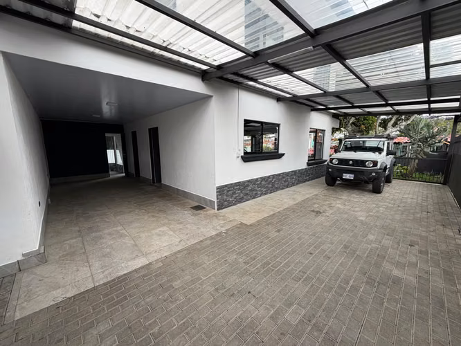 Casa remodelada en alquiler en Santo Domingo de Heredia, con amplio jardín
