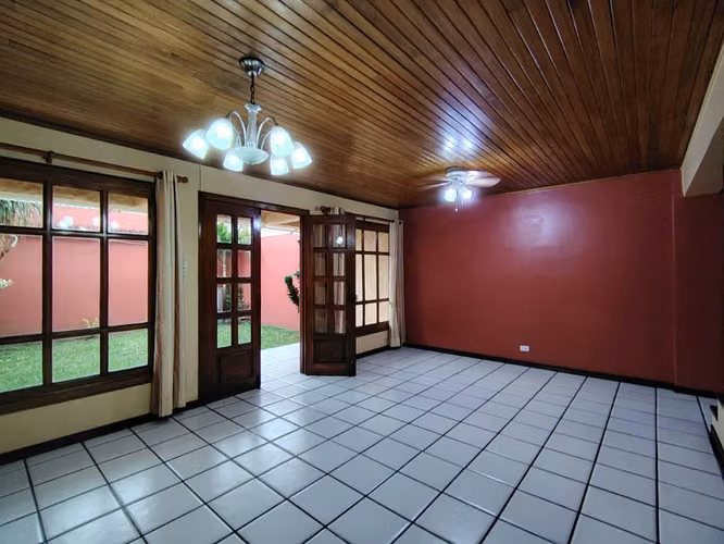 Casa Independiente Uruca Fte calle 3 habitaciones