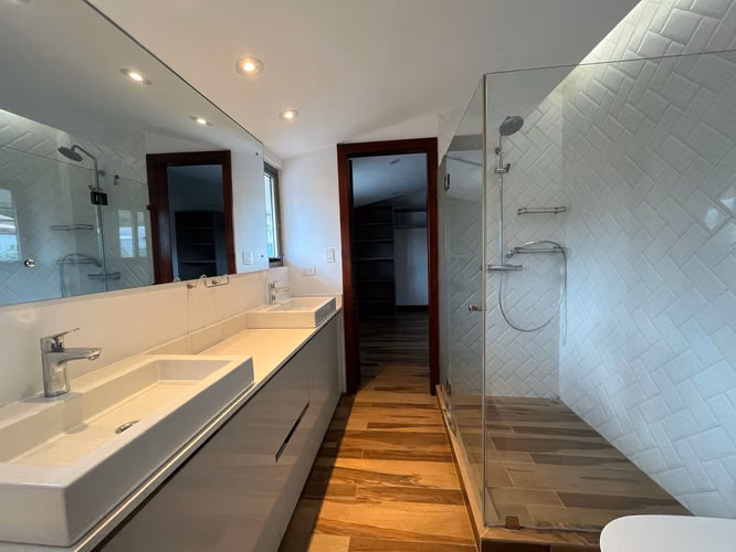 CASA INDEPENDIENTE CON AMPLITUD, PRIVACIDAD Y PATIO PRIVADO EN SAN RAFAEL DE ESCAZÚ - Imagen 13
