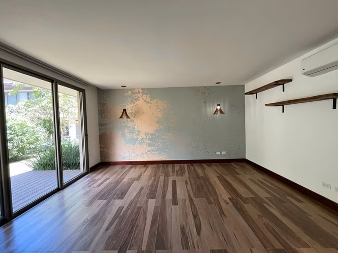 CASA INDEPENDIENTE CON AMPLITUD, PRIVACIDAD Y PATIO PRIVADO EN SAN RAFAEL DE ESCAZÚ - Imagen 8
