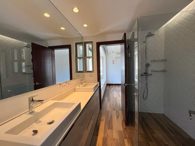CASA INDEPENDIENTE CON AMPLITUD, PRIVACIDAD Y PATIO PRIVADO EN SAN RAFAEL DE ESCAZÚ - Imagen 11